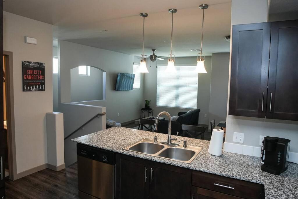 Beautiful Townhome With Garage In Las Vegas Eksteriør billede